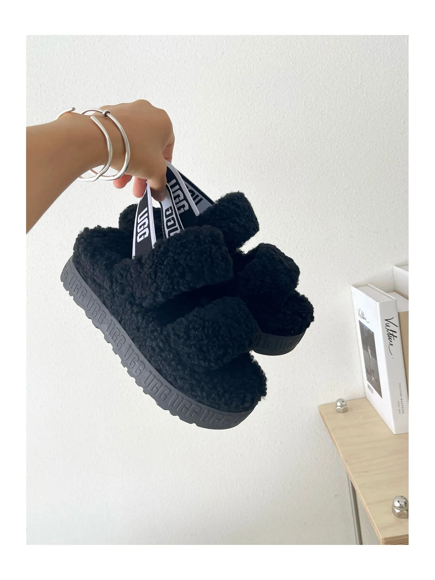 💰440 UGG sheepskin all-in-one snow boots 0876 new autumn and winter style Zhou Dongyu's same style furry slippers Product name: Ovlafita, Longfeng Teddy fur muffin bottom slippers, new at the counter simultaneously It is an upgraded version of the classic oh yeah sandals, the corrugated sheepskin material is used to make it more fashionable and cool, the heel strap is the highlight of the entire design, the muffin bottom visually increases, good news for small sisters, large quantities in stock Code number: 35-41 Color: white, gray, black, pink, army green, maroon